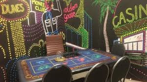 Capsa Banting players at table showing card hands and betting interaction